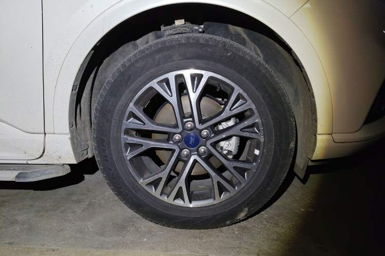 Used Ford Escape 2020 EcoBoost 245 Four-Wheel Drive Luxury Edition Right Front Wheel Hub