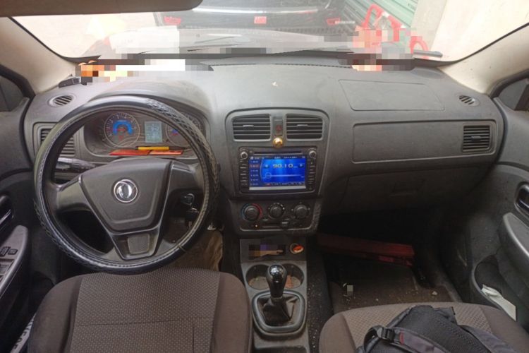 Used Dongfeng Fengon 330 2014 1.5L Manual Utility Version DK15 Center Console