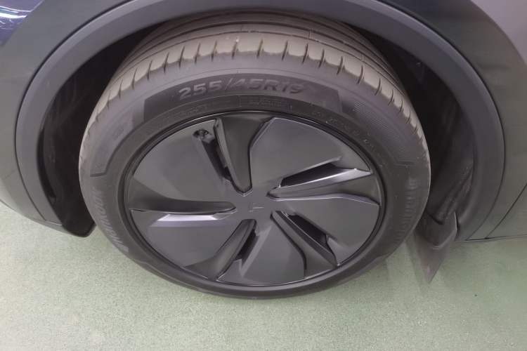 Used Tesla Model Y 2025 Long-Range All-Wheel Drive First Edition Left Front Wheel Hub