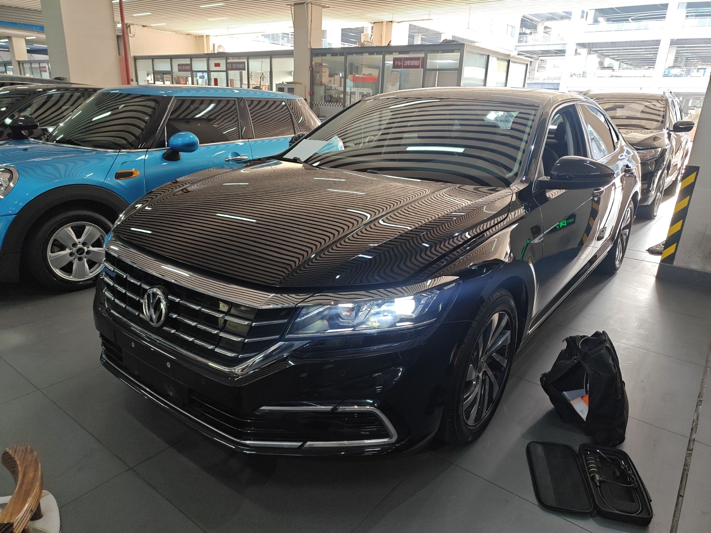 Под передней частью автомобиля