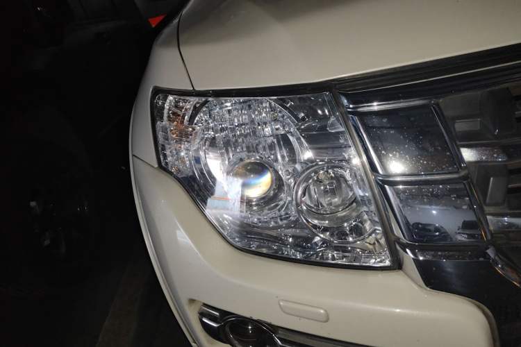 Used Mitsubishi Pajero 2015 3.0L Automatic Luxury Version China IV Standard Right Front Headlight
