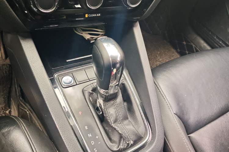 Used Volkswagen Sagitar 2017 1.6L Automatic Comfort Model Gear Lever