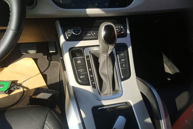 Used Geely Auto Emgrand X7 Sport 2018 1.8TD Automatic Two-Wheel Drive Smart Connect 4G Internet Edition Gear Lever