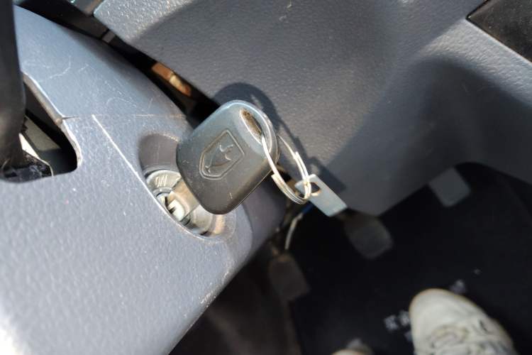 Used Jinbei Hiace X30 2023 1.5L Super-Comfortable Passenger Van 5/6/7-Seater Non-Air-Conditioned Version Model SWC15M
