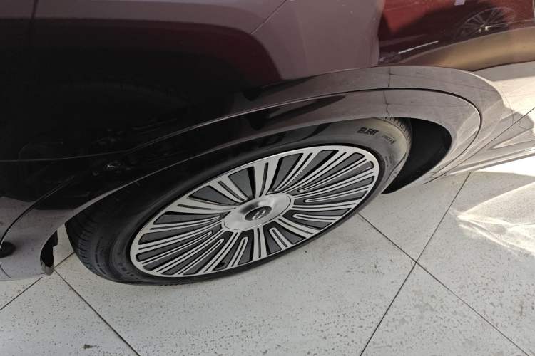 Used Hima AITO M9 2025 Extended-Range Max Version 52 kWh 6-Seater Edition Left Front Wheel Hub