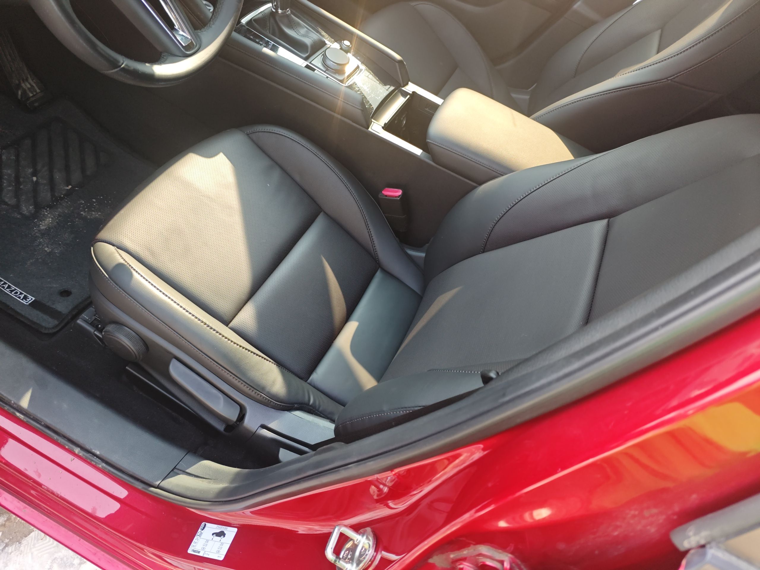 المقاعد الأمامية داخل السيارة