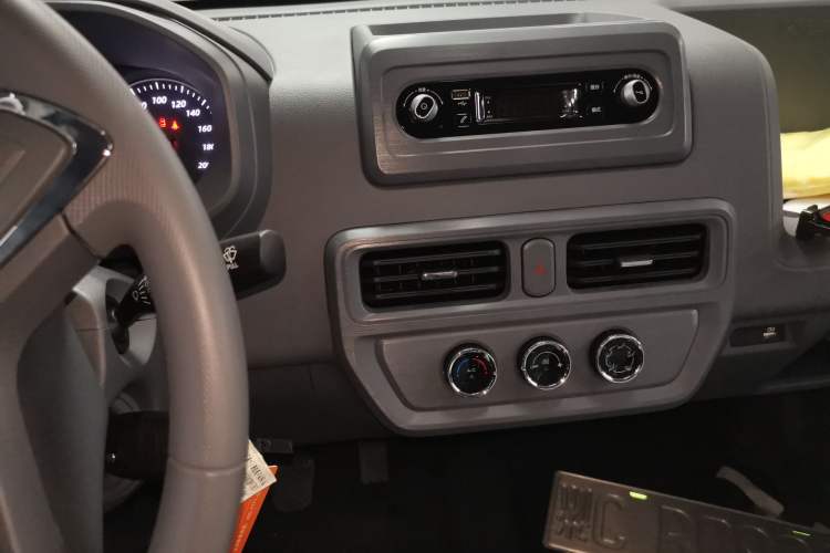 Used Wuling Yangguang 2024 300KM Comfort Version Passenger Van 75kW
