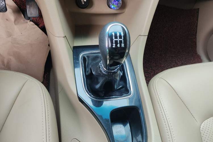 Used Baojun 730 2016 1.5L Manual Comfort Version 7 Seats China V Emission Standard Gear Lever