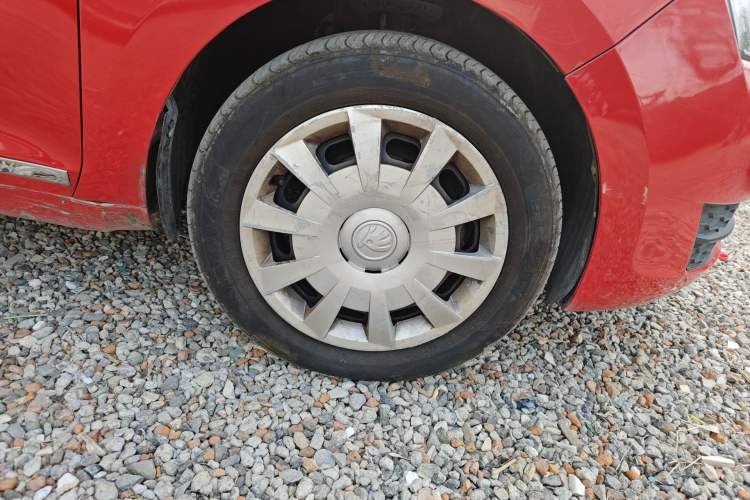 Used Skoda Rapid Spaceback 2016 Revised Version 1.4L Manual Front-Drive Edition Right Front Wheel Hub