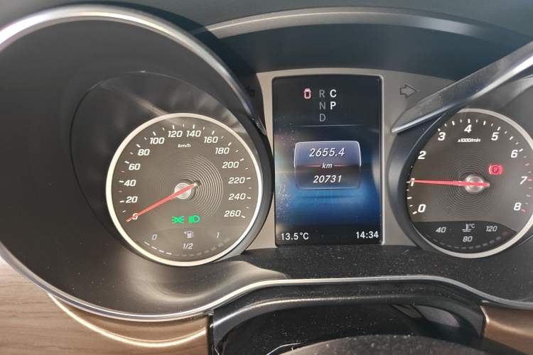 Used Mercedes-Benz V-Class 2022 V 260 Prestige Edition Odometer Close Up