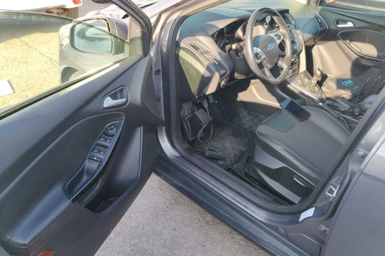 Used Ford Focus 2012 Sedan 1.6L Manual Fashion Edition Driver Seat