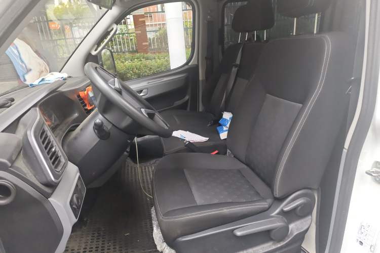 Used SAIC MAXUS Xintu V80 2025 Value Edition Aoyuntong 2.0T Manual Long Wheelbase Mid-Height Design 127 Ps 6/7/9-Seater
