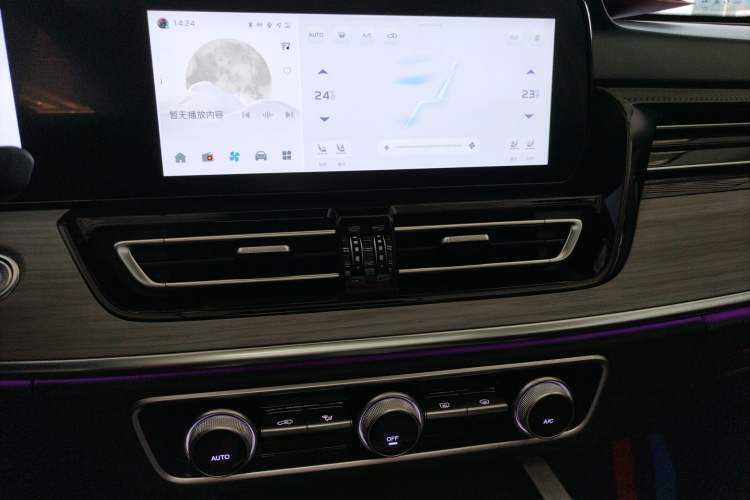 Used Hongqi HS5 2025 2.0T Two-Wheel Drive Flagship Pro Edition Audio And AC Panel