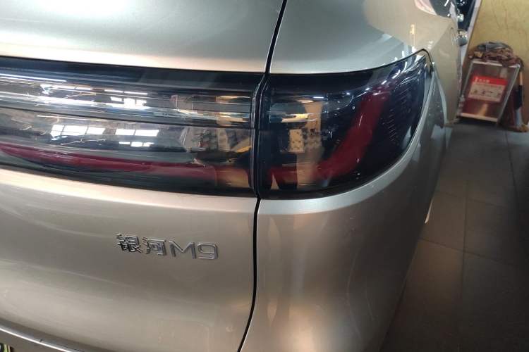 Used Geely Galaxy M9 2025 Model 210km Four-Wheel-Drive Leading Edition Exterior 3