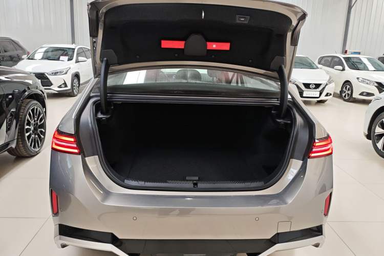 Used BMW i5 2024 eDrive 35L M Sport Package Trunk