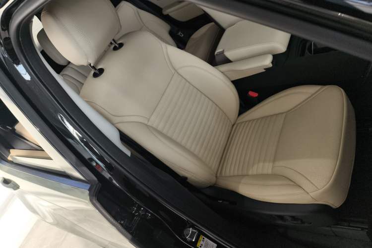 Used Land Rover Discovery 2021 360 PS R-Dynamic S Right Front Seat