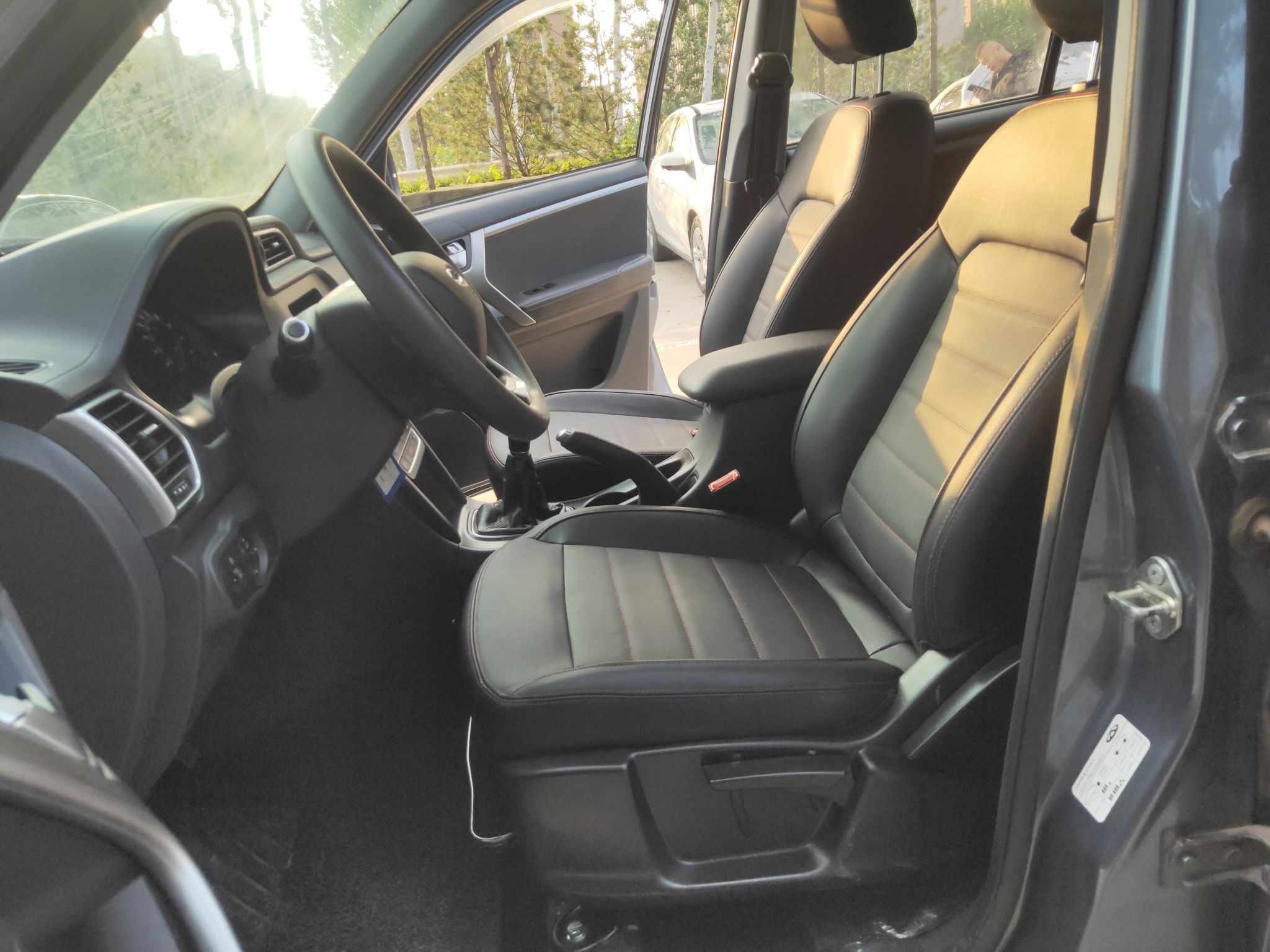 Переднее сиденье в автомобиле