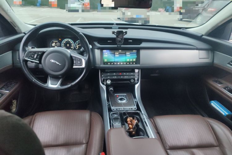 Used Jaguar XFL 2020 XFL 2.0T P250 Four-Wheel Drive Luxury Edition Center Console