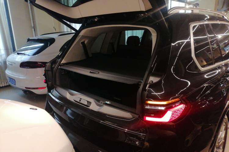 Used BMW X7 2023 xDrive40i Luxury Package with Leading Features