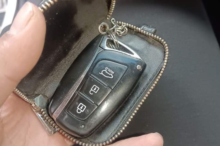 Used Hyundai Santa Fe 2017 2.0T Automatic Two-Wheel Drive Smart Version 7 Seats Vehicle Key