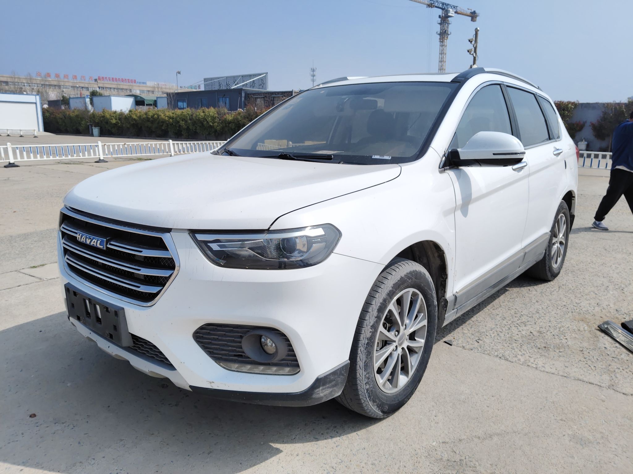 Под передней частью автомобиля