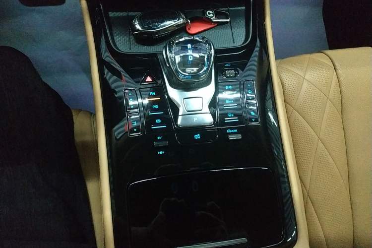 Used Denza D9 2025 DM-i Intelligent Drive 1020 Four-Wheel Drive Prestige Model Gear Lever