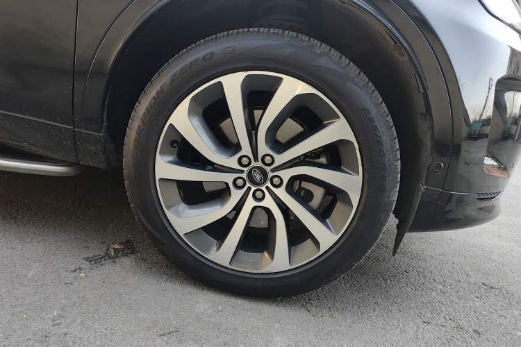 Used Land Rover Discovery Sport 2022 249 PS R-Dynamic SE Performance Tech Edition 5 Seats Right Front Wheel Hub