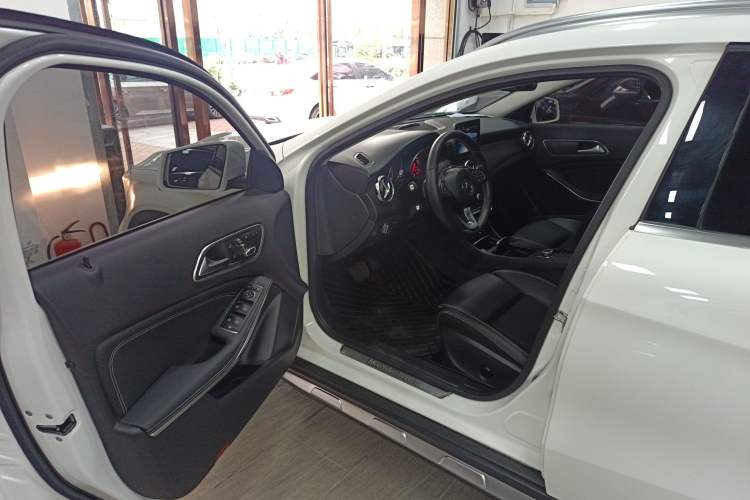 Used Mercedes-Benz GLA 2018 GLA 200 Sport Edition Driver Seat