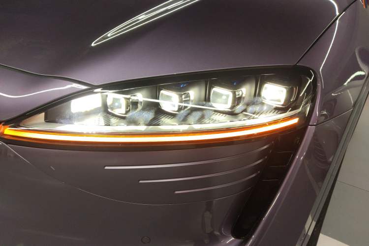 Used Hima Luxeed R7 2025 Range-Extended Version 251 km Max Left Front Headlight