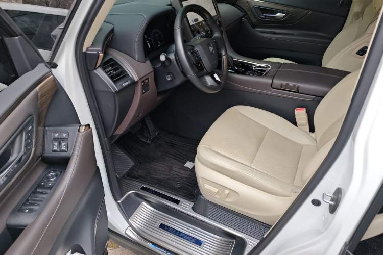 Used Toyota Vellfire 2024 Crown Dual-Engine 2.5L Ultimate Edition Driver Seat