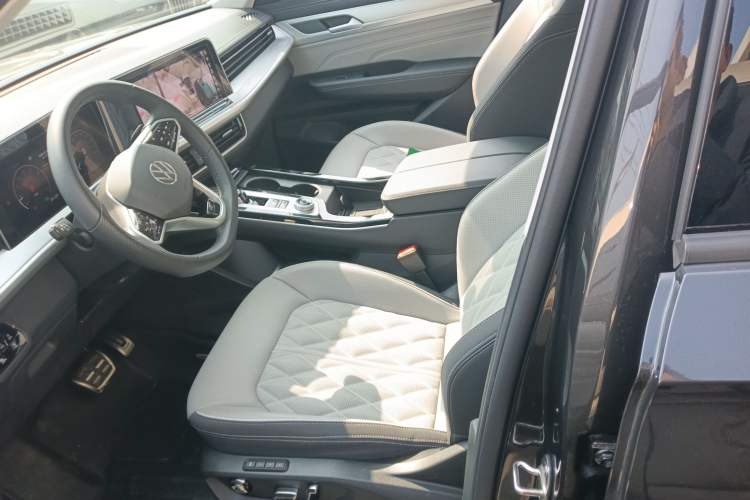 Used Volkswagen Tavendor 2024 380TSI All-Wheel-Drive R-Line Cruise Premium Edition Left Front Seat