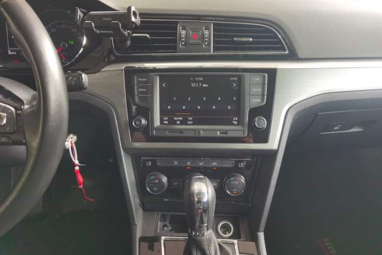 Used Volkswagen Lamando 2017 280TSI DSG Comfort Edition Audio And AC Panel