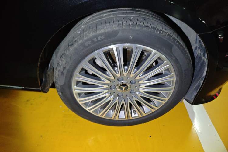 Used Mercedes-Benz E-Class 2023 Updated E 300 L Luxury Edition Right Front Wheel Hub