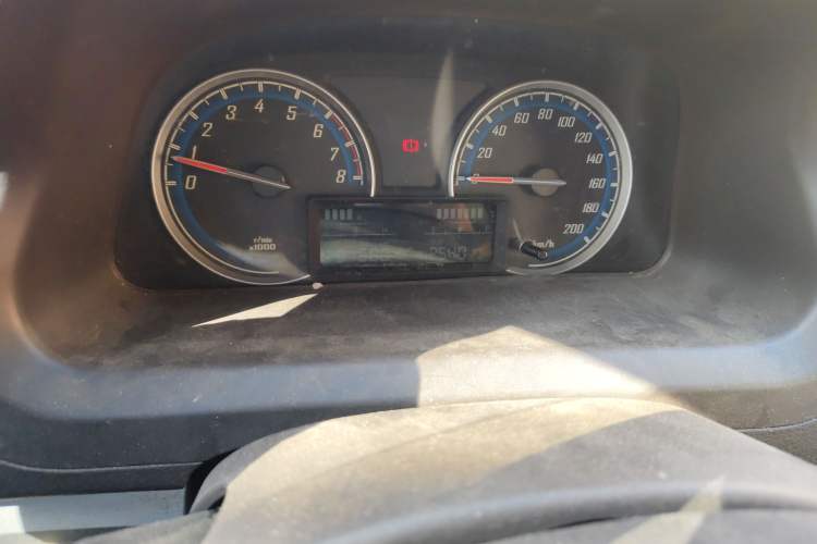 Used Baojun 730 2014 1.5L manual standard trim 7 seats Odometer Close Up