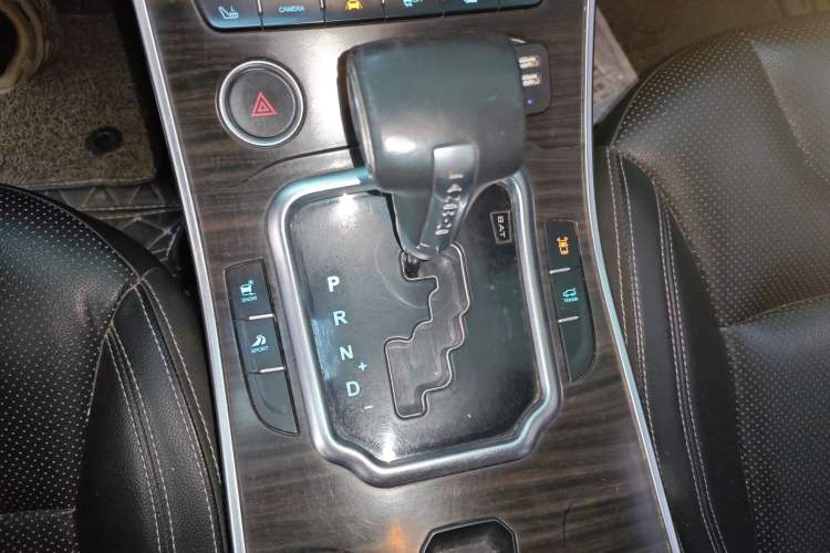 Used Land X7 2015 2.0T Panoramic Prestige Edition Gear Lever