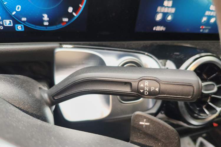 Used Mercedes-Benz GLB 2022 Second Facelift GLB 200 Fashion Edition Gear Lever