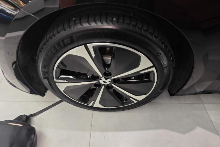 Used Nio ET5T 2025 75 kWh Touring Left Front Wheel Hub