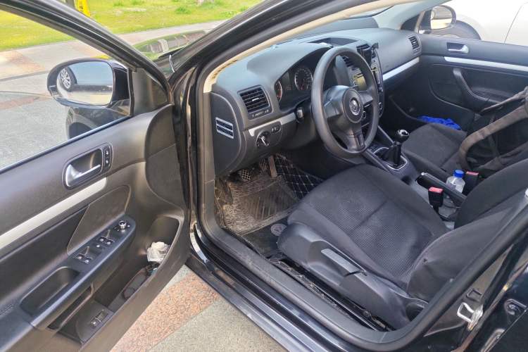 Used Volkswagen Sagitar 2011 1.6L Manual Comfort Version
