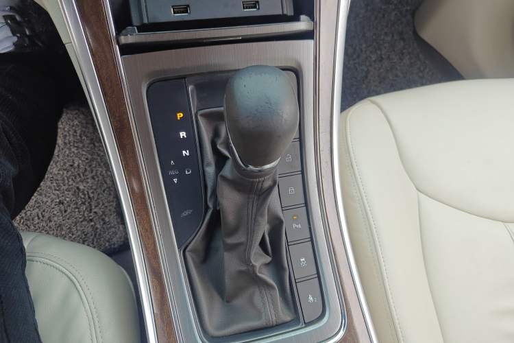 Used Roewe e950 2017 50T Hybrid Connected Executive Edition Gear Lever