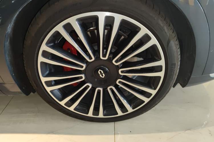 Used Hima AITO M9 2024 Range-Extended Ultra Version 42 kWh 6-Seater Model Right Front Wheel Hub