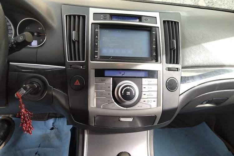 Used Hyundai Veracruz 2009 3.8L Comfort Edition Audio And AC Panel