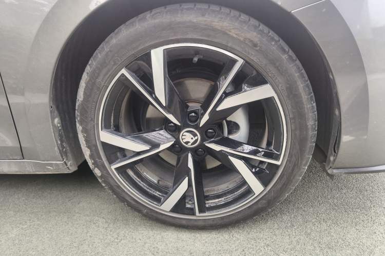 Used Skoda Octavia 2022 PRO TSI280 Luxury Edition Right Front Wheel Hub