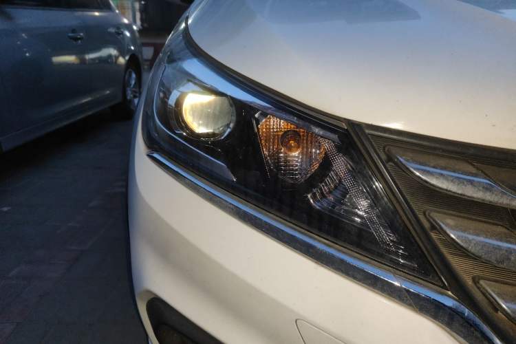 Used Baojun 310W 2017 1.5L Manual Luxury Edition China V Right Front Headlight