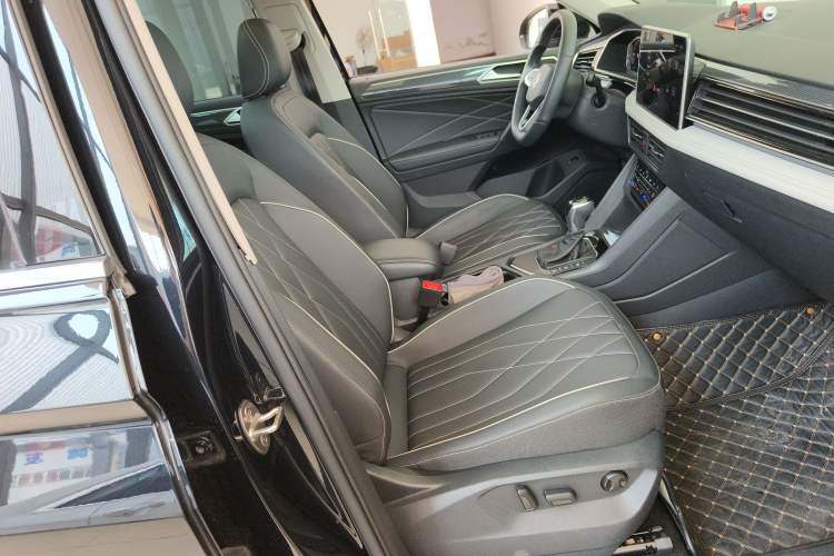 Used Volkswagen Tiguan L 2024 Outstanding Model 330TSI Automatic Two-Wheel Drive R-Line Dragon Glory Edition Right Front Seat