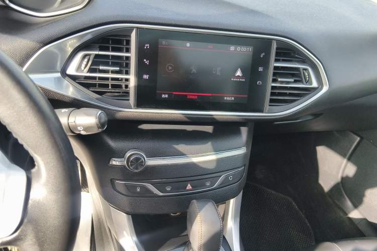 Used Peugeot 308S 2015 1.2T Automatic Jingchi Edition Audio And AC Panel