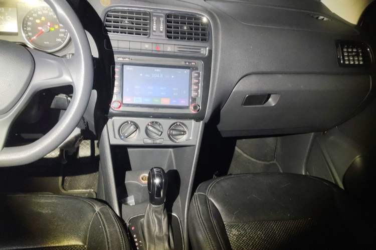 Used Volkswagen Polo 2014 1.6L Automatic Comfort Edition Audio And AC Panel