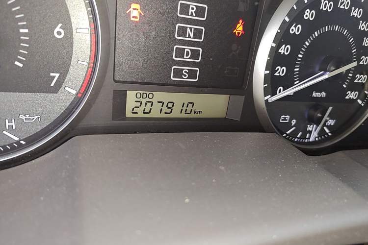 Used Toyota Land Cruiser 2012 4.0L Automatic VX Odometer Close Up