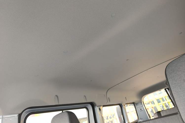 Used Wuling Yangguang 2024 300KM Comfort Version Passenger Van 75kW Headliner