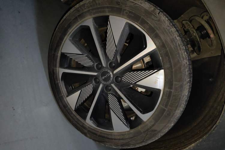 Used BYD Song PLUS New Energy 2025 EV 520km Premium Version Right Front Wheel Hub