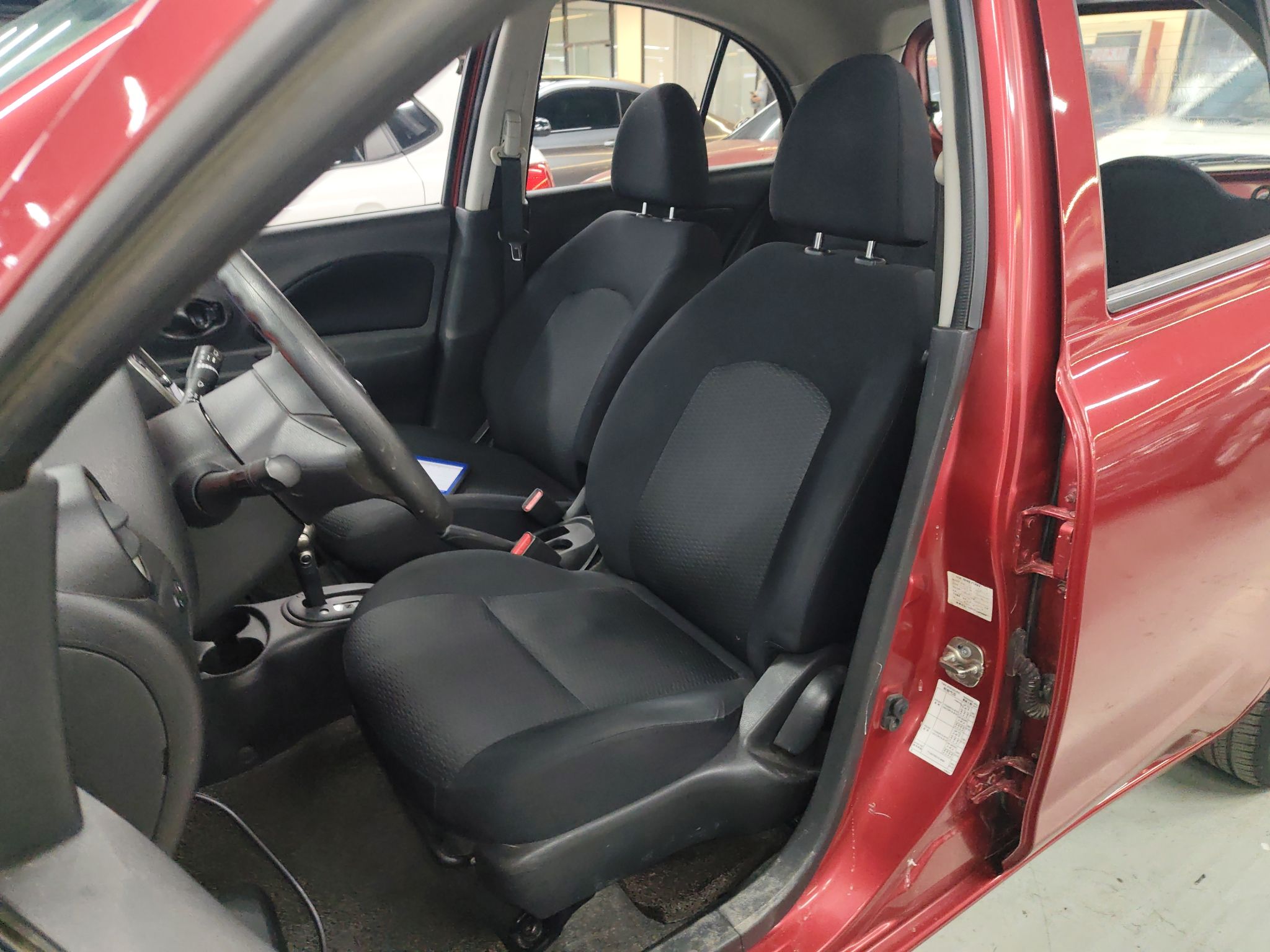 المقاعد الأمامية داخل السيارة